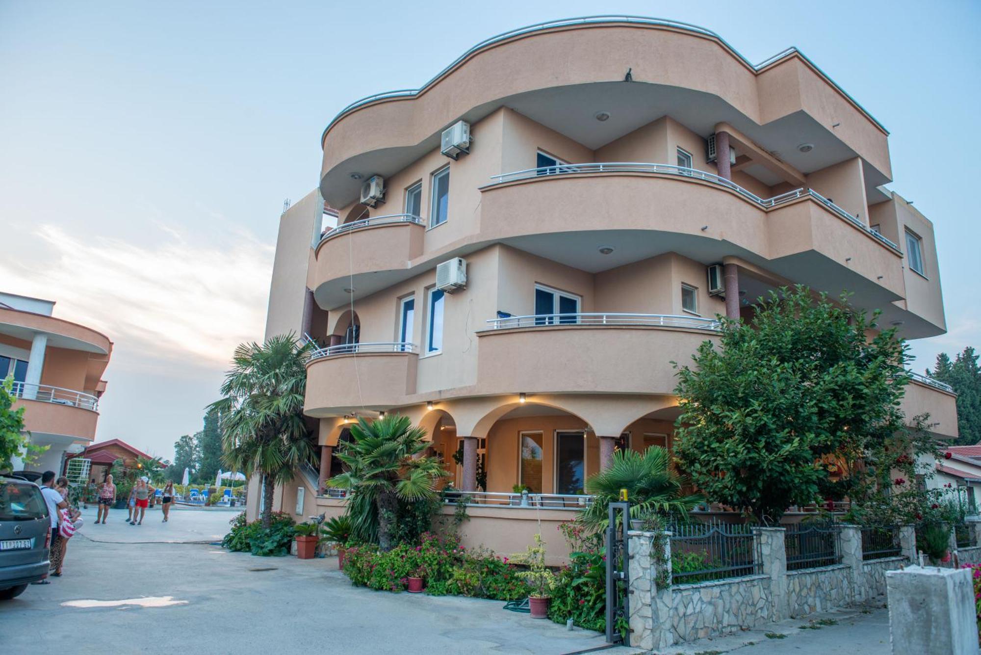 Apartments And Bungalow Casa Palma Улцин Екстериор снимка