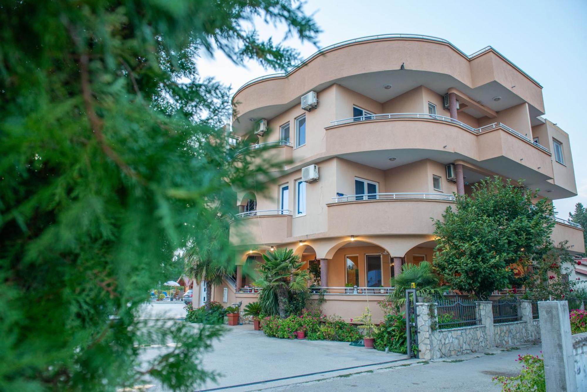 Apartments And Bungalow Casa Palma Улцин Екстериор снимка